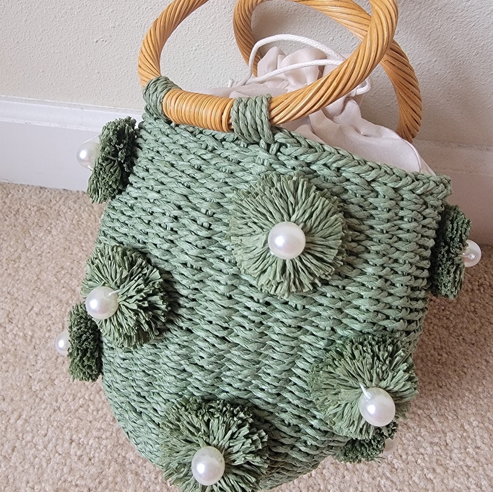 Straw bucket bag with inside bag